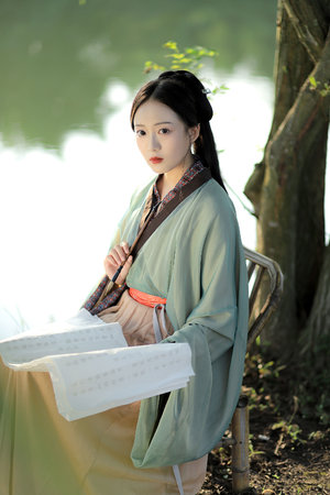 穿浴袍站楼外女生发声