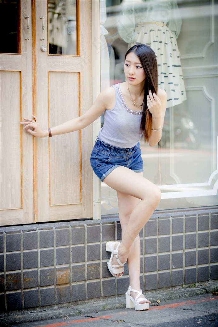 天降女孩子从2楼掉了下来未增减