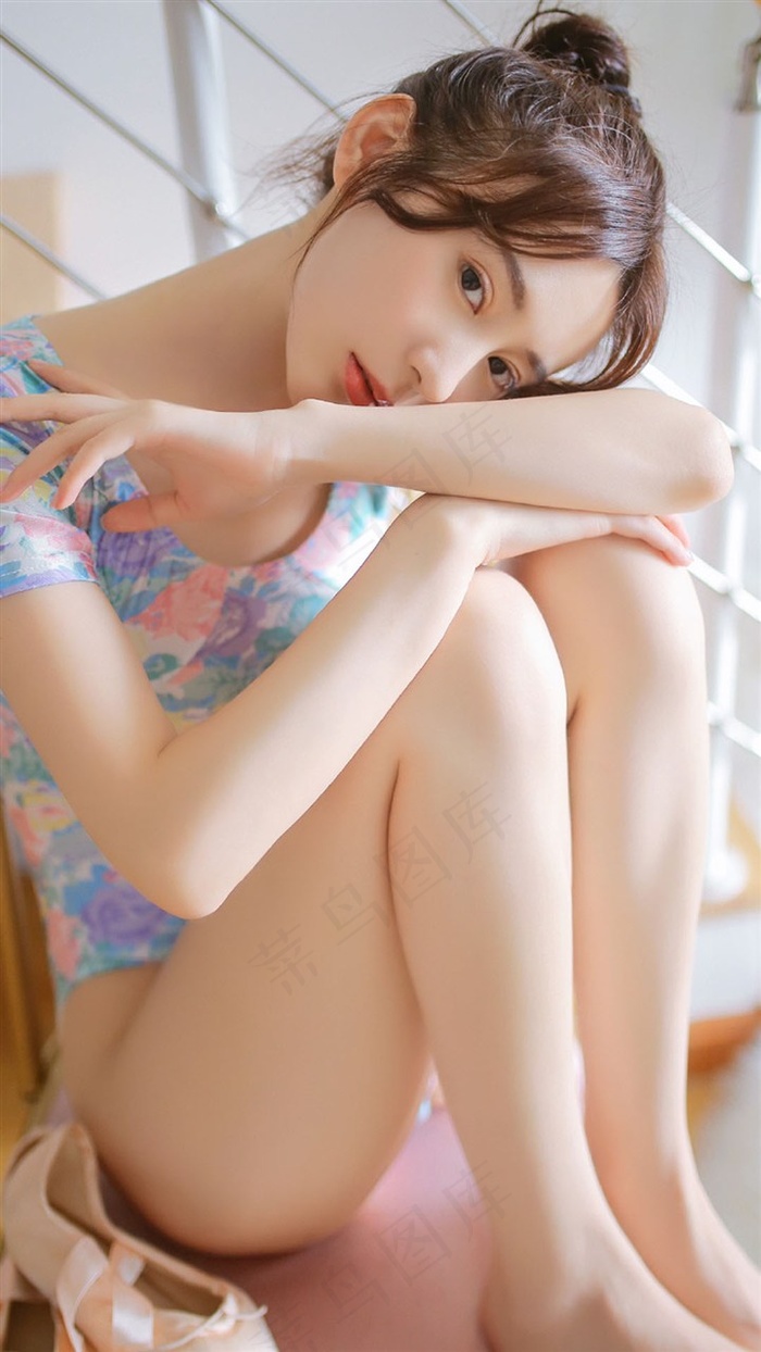 三个男孩子把另一个男孩子淦哭