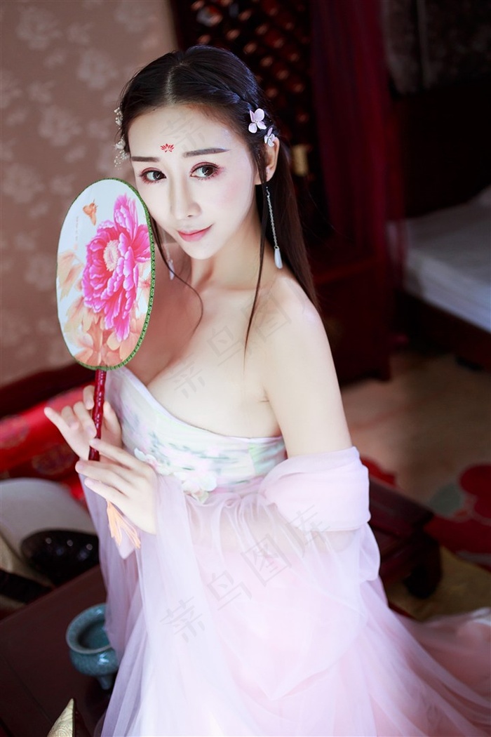 美女露屁股无裤衩