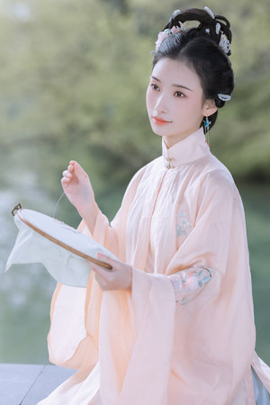 车动一下就撞到最里面