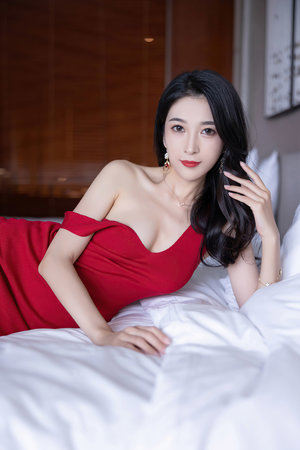 后入女友的嫩屁股