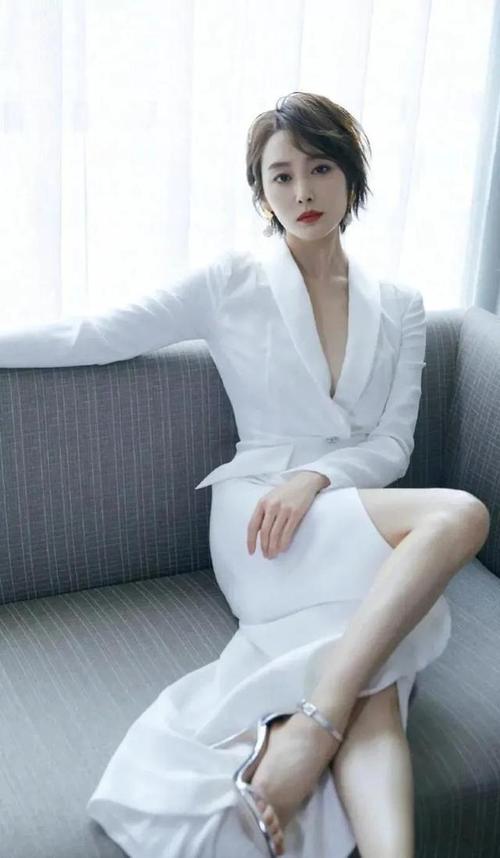 免费看吃胸视频舔乳